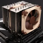 Ventirad double tour Noctua avec ses deux ventilateurs beige et marron monté sur une carte mère